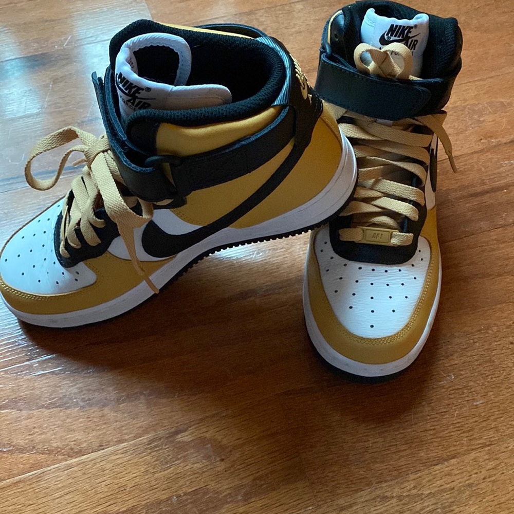 Like NEW Boys High-Top Nike Air Force 1 Sneakers